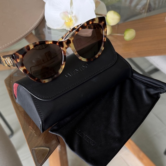 Valentino Brown Tortoise Sunglasses 🕶️ - Picture 3 of 5